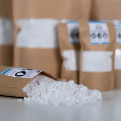 Alun i pulverform som hälls ur pappersförpackning