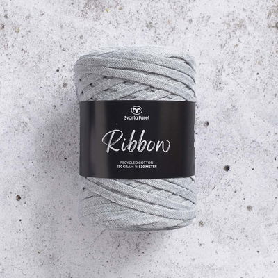 Ribbon Blandgarn, tubgarn, i färgen Mercuru Grey från Svarta fåret