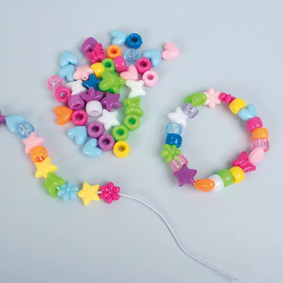 Färdiga armband av formpärlor och pony beads i starka färger med hjärtan, stjärnor och blommor