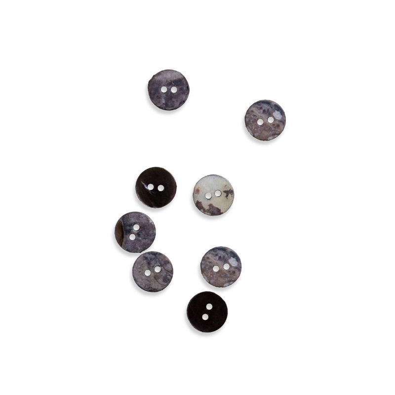 Flera knappar i pärlemor Stone 13 mm med unika mönster i grå toner