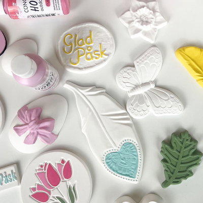 Gjutna påskdekorationer i formgips med fjäril, ägg, fjädrar och blommotiv