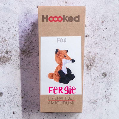 Hooked DIY-kit Amigurumi Fox Fergie förpackning