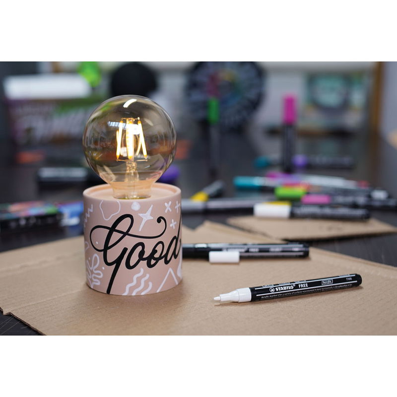 STABILO FREE Acrylic Marker används för dekoration på lampfot