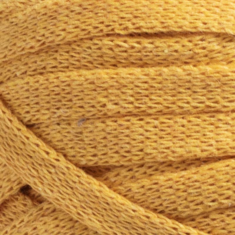 Närbild på garnet Dandelion Yellow i färgen Gul ur serien Ribbon Blandgarn av Svarta Fåret
