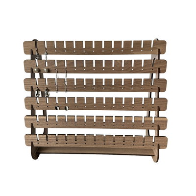 Stort smyckesställ i valnöt med sex rader och hylla, framifrån