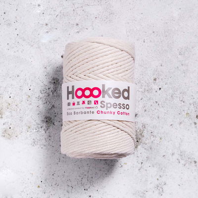 Almond Hoooked Spesso Chunky Cotton 500g garnnystan på betongbakgrund