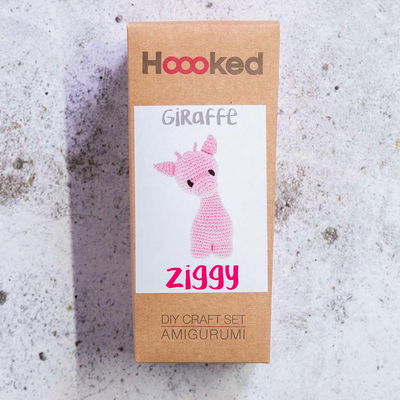 Hooked DIY-kit Amigurumi Giraffe Blossom Ziggy förpackning