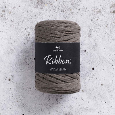 Ribbon blandgarn Brunt Ribbon Blandgarn, tubgarn, i färgen Taupe Brown från Svarta fåret