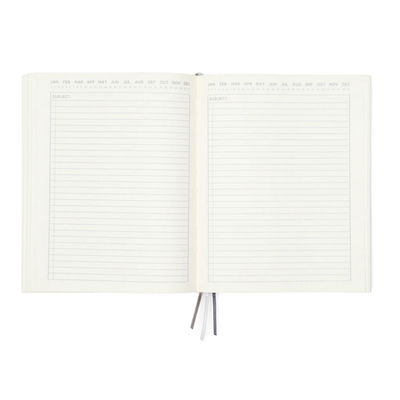 Öppen Standard Issue skrivbok i lavendel och blålila med linjerade sidor och datumrader.