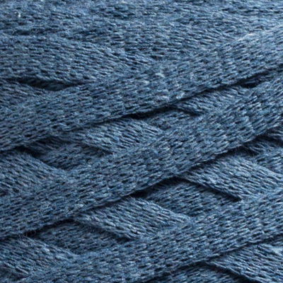 Närbild på garnet Demin Blue i färgen blå ur serien Ribbon Blandgarn av Svarta Fåret