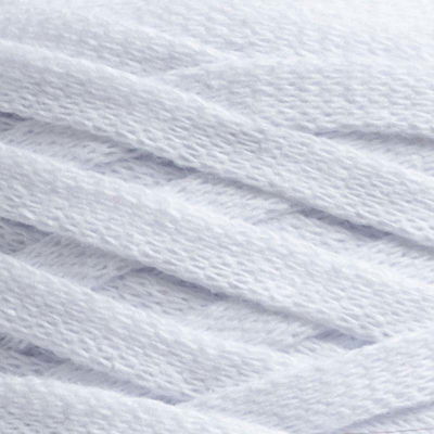 Närbild på garnet Snow White i färgen vit ur serien Ribbon Blandgarn av Svarta Fåret
