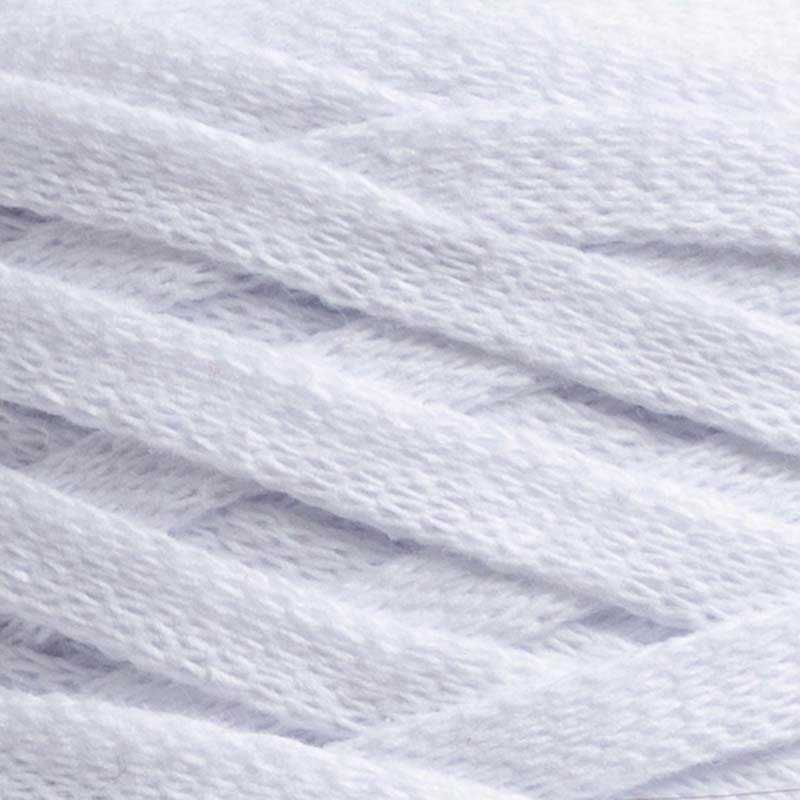 Närbild på garnet Snow White i färgen vit ur serien Ribbon Blandgarn av Svarta Fåret