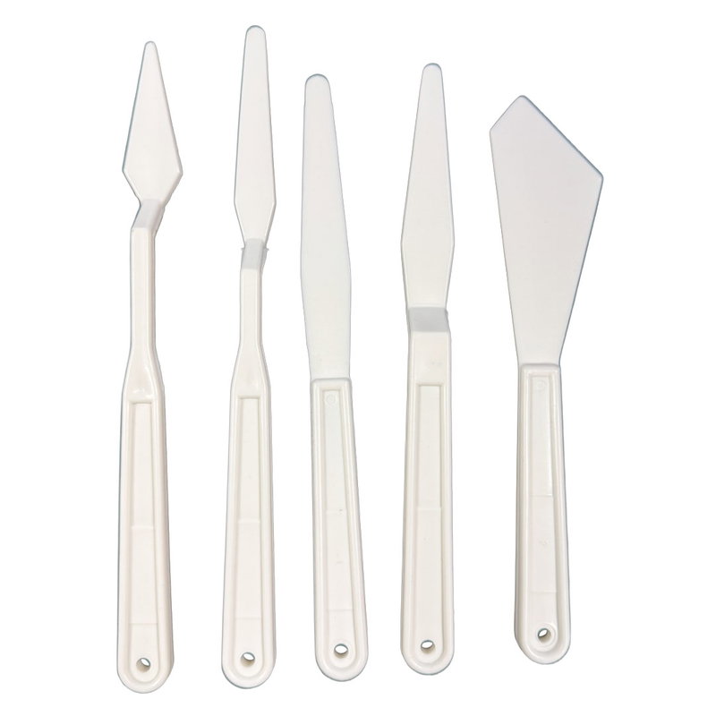 Set med 5 palettknivar i plast från KreatorStudio i fem olika bladformer för måleri