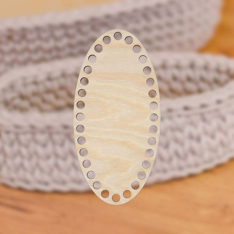 Smal oval korgbotten, dia. 10x20 cm, i ljus furuplywood med 9 mm hål, placerad mot en bakgrund en virkad korg