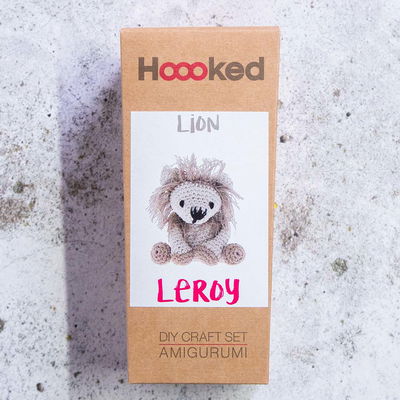 Hooked DIY-kit Amigurumi Lion Leroy förpackning