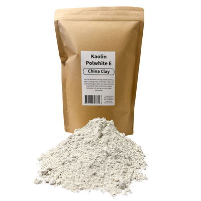 Kaolin, China Clay, till keramik, färg och mer. Förpackning med kaolinpulver framför.