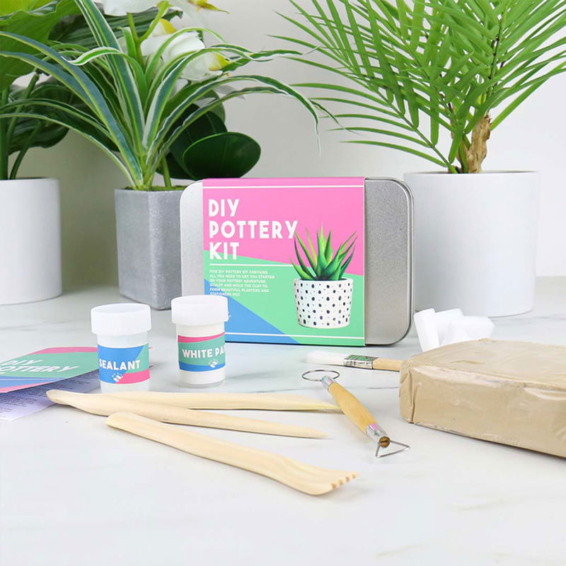 DIY lerkit med lufttorkande lera, verktyg, färg och lack - skapa egna krukor och dekorationer hemma.