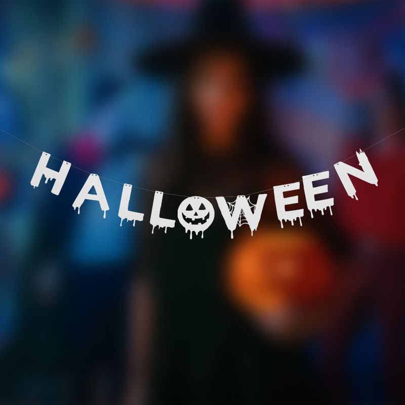 Vit halloween-girlang upphängd på snöre med bokstäverna HALLOWEEN i droppigt typsnitt. Bakgrund med halloween-tema.