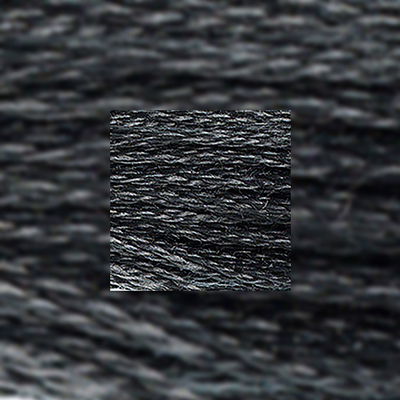 närbild av separerbara 6 trådar bomull Mouliné Spécial 3799 Very Dark Pewter Gray