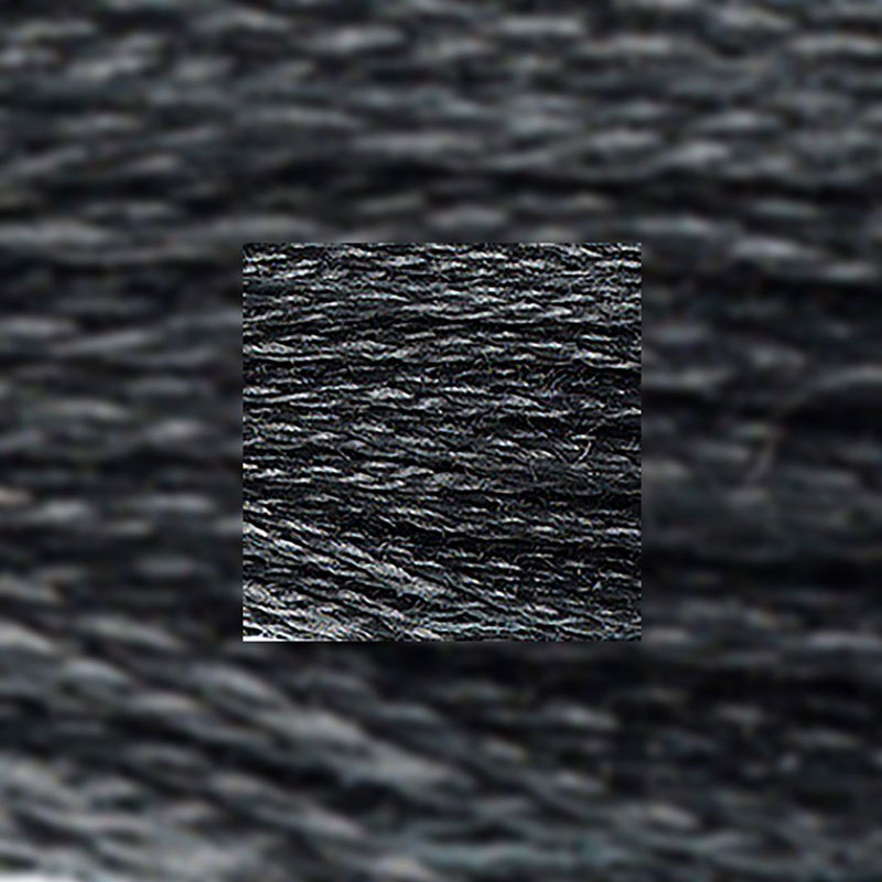 närbild av separerbara 6 trådar bomull Mouliné Spécial 3799 Very Dark Pewter Gray
