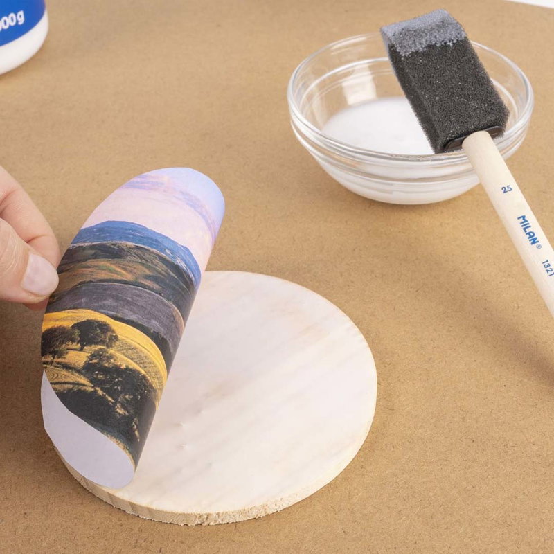 Applicering av papper på trä med skollim