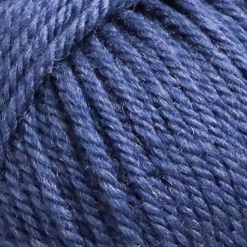 Närbild på Svarta Fåret Merinogarn Vintage Denim, obehandlad merinoull i 50 g nystan