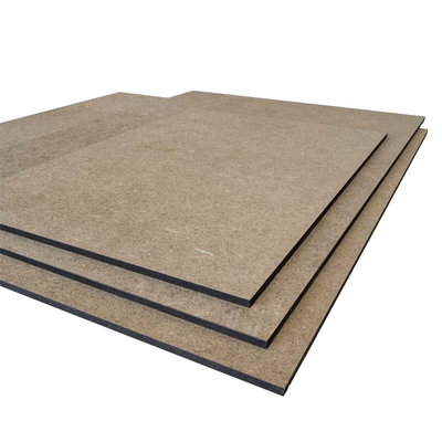 Tre MDF-skivor 4 mm i olika storlekar visar tjockleken