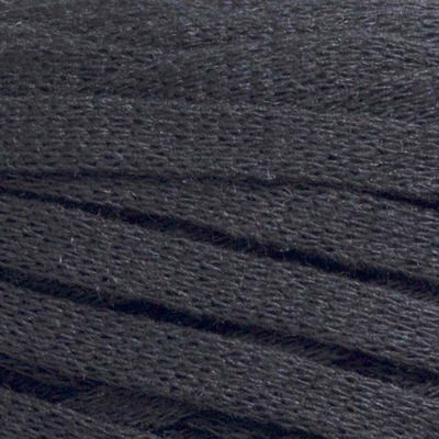 Närbild på garnet Pitch Black i färgen svart ur serien Ribbon Blandgarn av Svarta Fåret