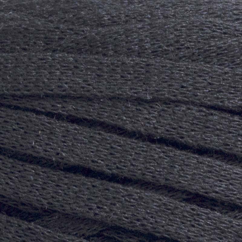 Närbild på garnet Pitch Black i färgen svart ur serien Ribbon Blandgarn av Svarta Fåret