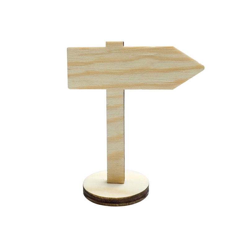 Miniatyrskylt med pil. Tillverkad av furu med rund fot, 7 cm hög