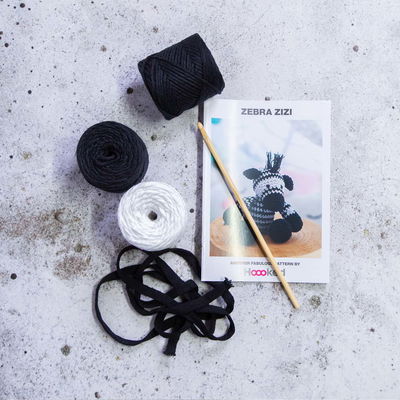 Innehåll DIY-Kit Amigurumi Zebra Zizi