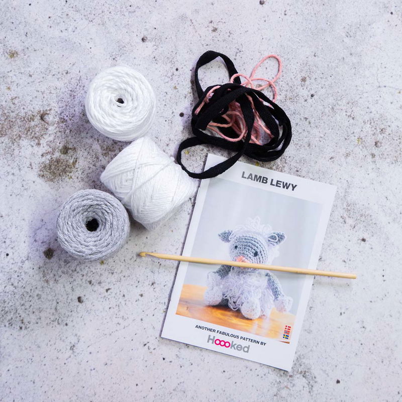 Innehåll DIY-Kit Amigurumi Lamb Lewy Hooked