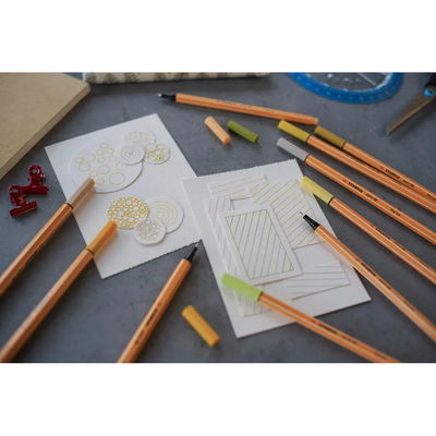 STABILO Point 88 fineliners i olika färger med illustrationer på papper