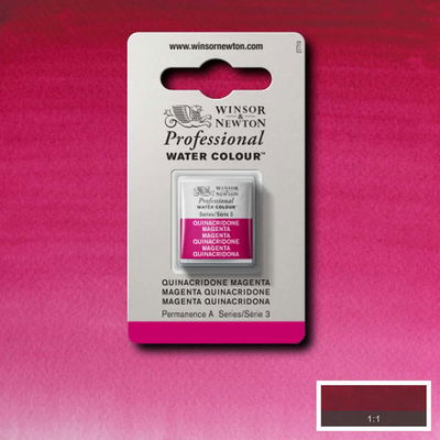 Färgprov och förpackning, Quinacridone Magenta halvkopp Winsor & Newton Professional Water Colour Quinacridone Magenta i halvkopp som visas mot målad bakgrund i samma färg.