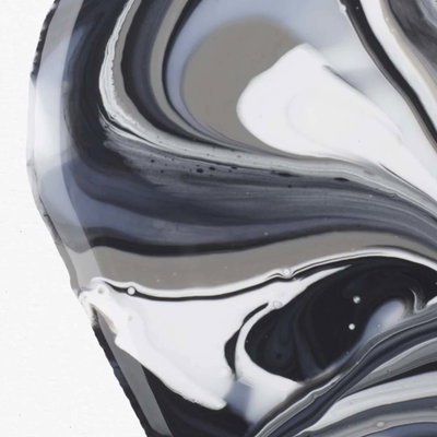 Svartvit acrylic pouring med blank yta och flytande färgmönster