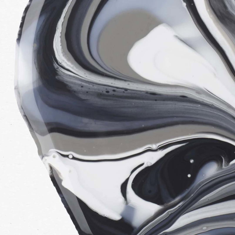 Svartvit acrylic pouring med blank yta och flytande färgmönster