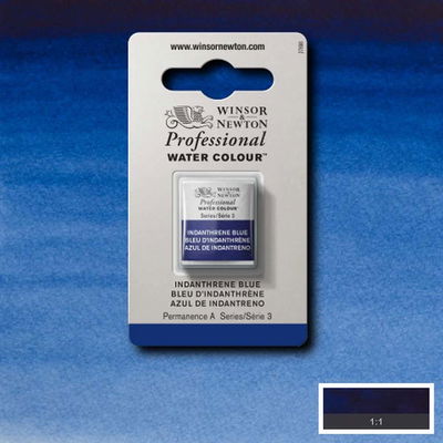 Winsor & Newton Professional Water Colour Indanthrene Blue i halvkopp som visas mot målad bakgrund i samma färg.