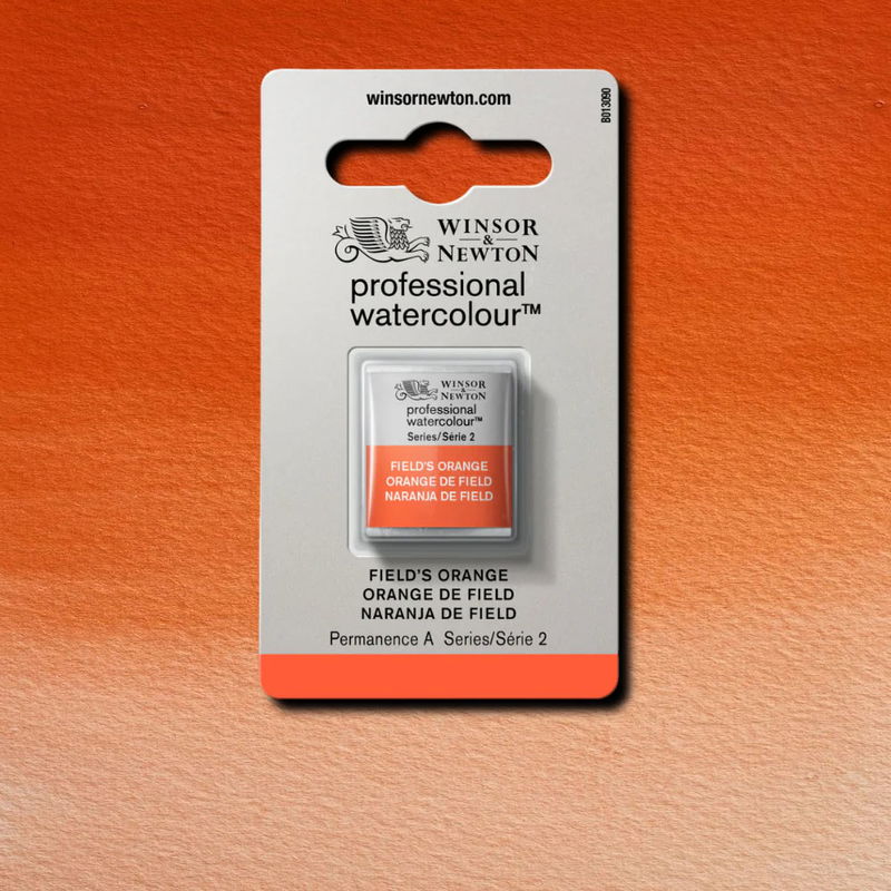 Winsor & Newton Professional Water Colour Field's Orange i halvkopp som visas mot målad bakgrund i samma färg.