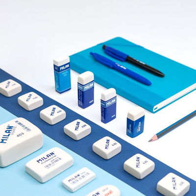 Milan Design 320 radergummi i miljö med olika Milan-radergummin och skrivmaterial