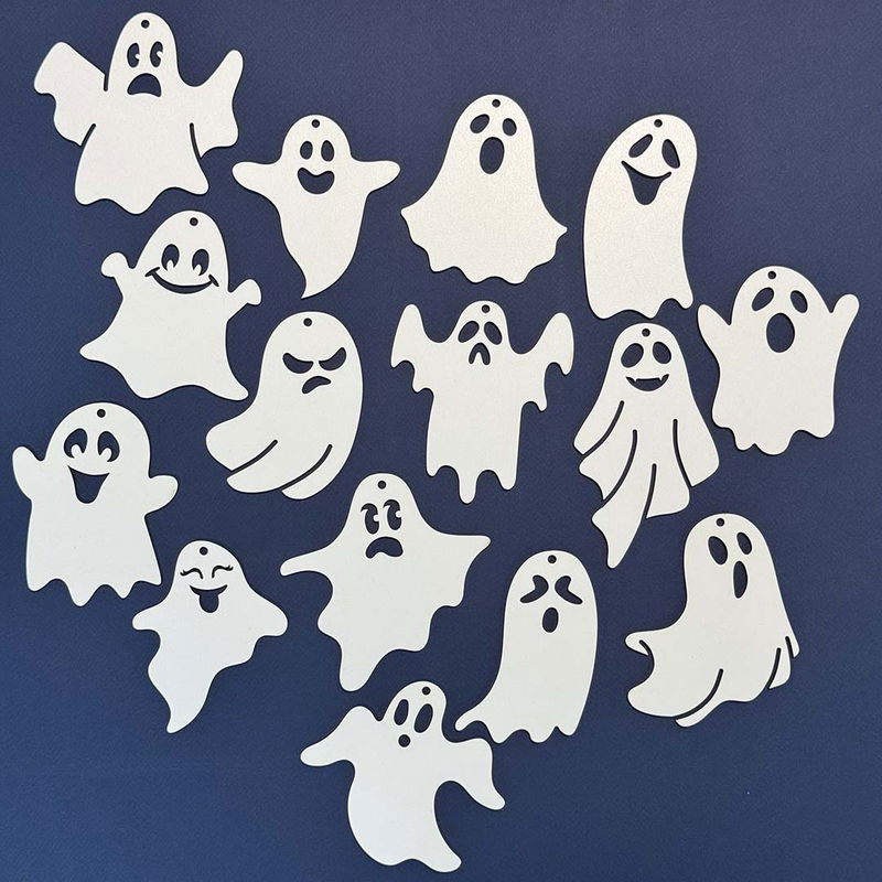 Vitmålade halloween-spöken mot blå bakgrund. Alla spöken har olika ansiktsuttryck.