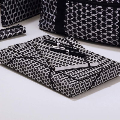 Mapp med hexagonmönster. Rymmer upp till 4 cm papper, A4