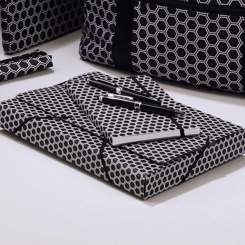 Mapp med hexagonmönster. Rymmer upp till 4 cm papper, A4