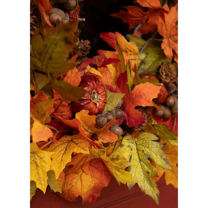 Närbild på höstkrans med ekollon och färgade löv