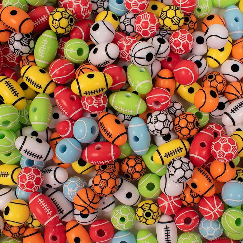 Närbild av pärlor med sportmotiv: fotbollar, basketbollar, amerikansk fotboll och tennisbollar i olika färger