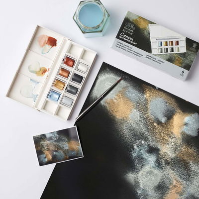 Cotman Metallic Pocket Set 8 st, pensel och provmålning på svart papper