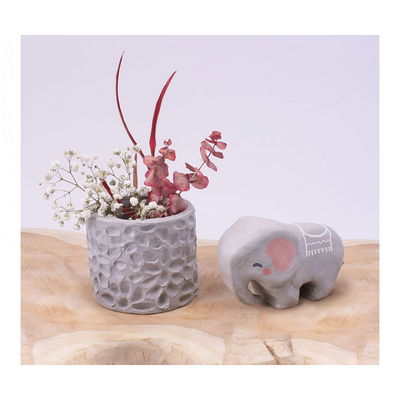 Handgjorda dekorationer i Jovi Air Dry Clay grå, en elefant och en kruka med blommor