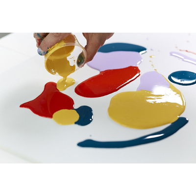 Flera färger hälls ut i olika former på duk vid användning av gloss medium, Liquitex