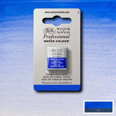 Winsor & Newton Professional Water Colour Cobalt Blue Deep i halvkopp som visas mot målad bakgrund i samma färg.