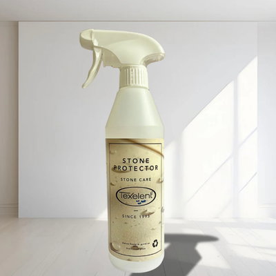 Texelent Stone Protector 500 ml sprayflaska i ljust rum med golv och fönsterljus