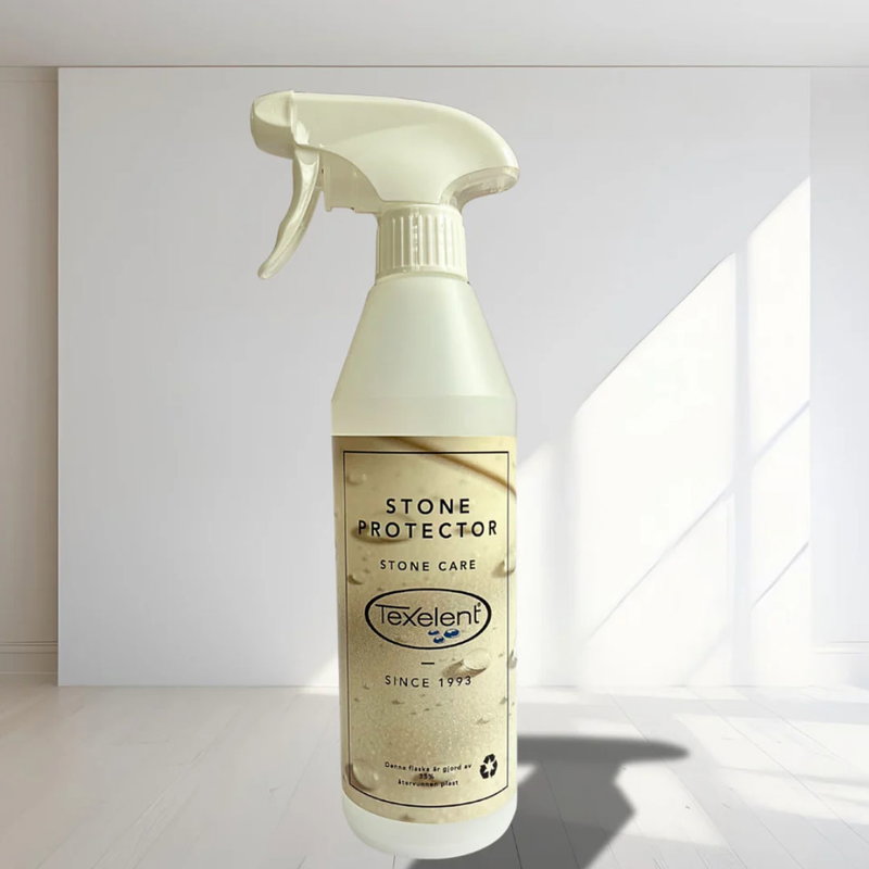 Texelent Stone Protector 500 ml sprayflaska i ljust rum med golv och fönsterljus